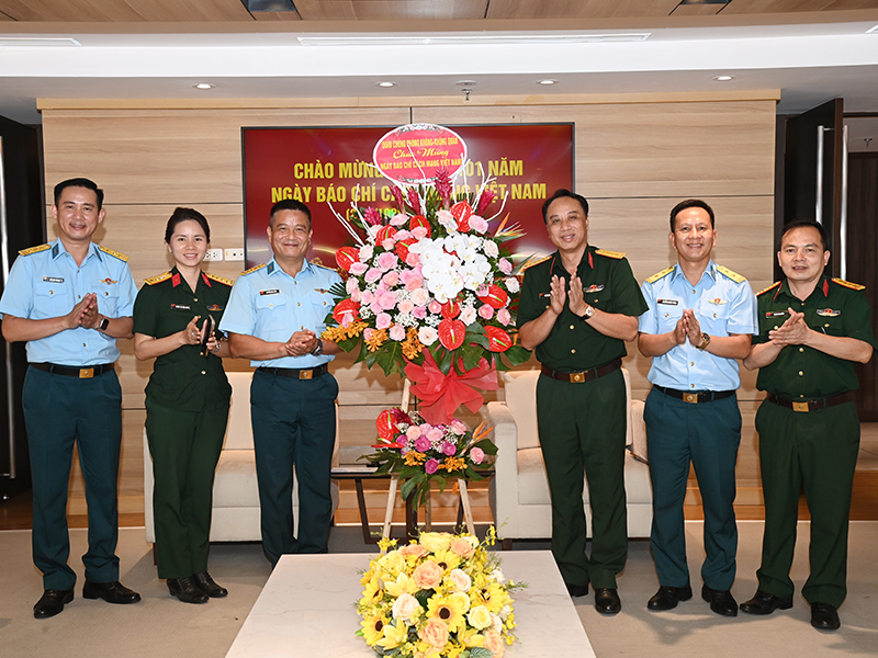 Qu&acirc;n chủng Ph&ograve;ng kh&ocirc;ng-Kh&ocirc;ng qu&acirc;n ch&uacute;c mừng c&aacute;c cơ quan th&ocirc;ng tấn, b&aacute;o ch&iacute; nh&acirc;n dịp kỷ niệm 101 năm Ng&agrave;y B&aacute;o ch&iacute; C&aacute;ch mạnh Việt Nam 21/6