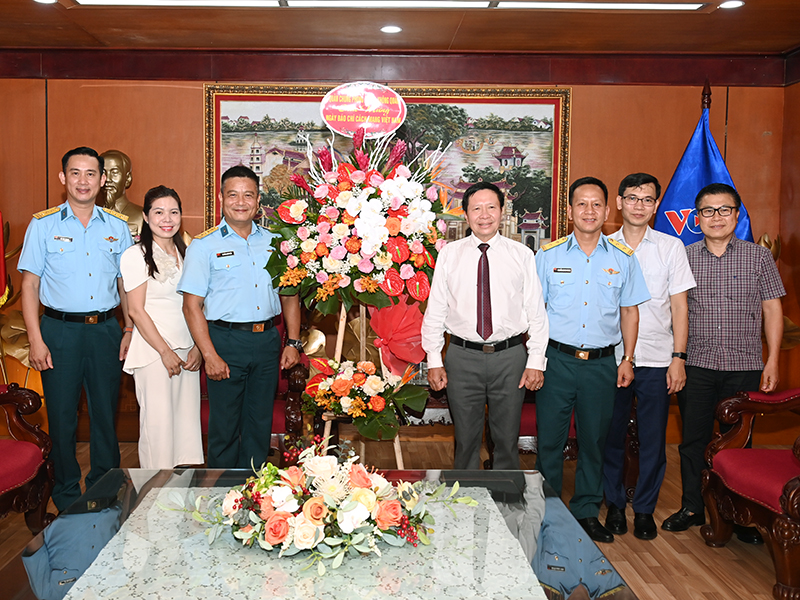 Qu&acirc;n chủng Ph&ograve;ng kh&ocirc;ng-Kh&ocirc;ng qu&acirc;n ch&uacute;c mừng c&aacute;c cơ quan th&ocirc;ng tấn, b&aacute;o ch&iacute; nh&acirc;n dịp kỷ niệm 101 năm Ng&agrave;y B&aacute;o ch&iacute; C&aacute;ch mạng Việt Nam 21/6