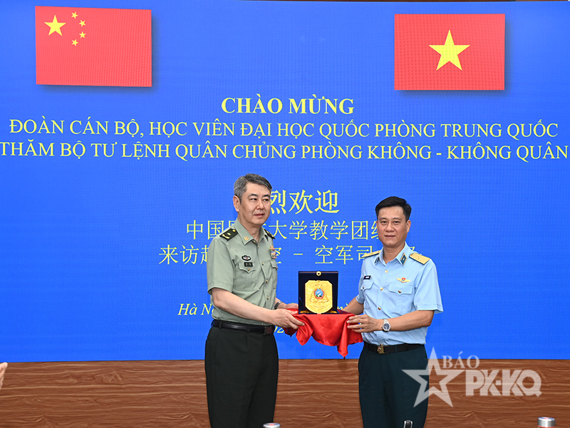 Đo&agrave;n c&aacute;n bộ, học vi&ecirc;n Đại học Quốc ph&ograve;ng Trung Quốc thăm tại Qu&acirc;n chủng Ph&ograve;ng kh&ocirc;ng-Kh&ocirc;ng qu&acirc;n
