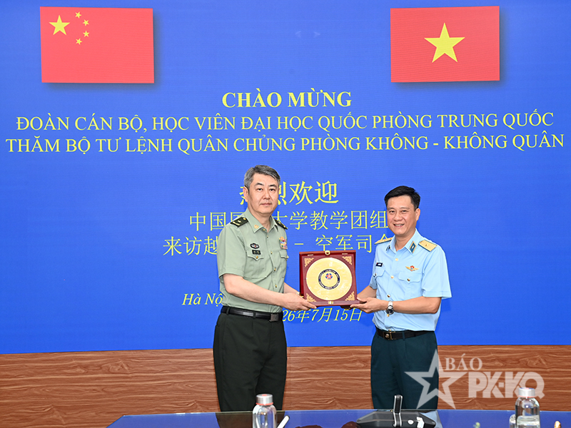 Đo&agrave;n c&aacute;n bộ, học vi&ecirc;n Đại học Quốc ph&ograve;ng Trung Quốc thăm tại Qu&acirc;n chủng Ph&ograve;ng kh&ocirc;ng-Kh&ocirc;ng qu&acirc;n