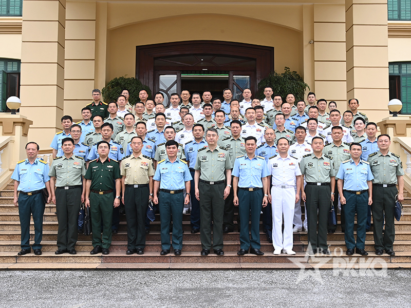 Đo&agrave;n c&aacute;n bộ, học vi&ecirc;n Đại học Quốc ph&ograve;ng Trung Quốc thăm tại Qu&acirc;n chủng Ph&ograve;ng kh&ocirc;ng-Kh&ocirc;ng qu&acirc;n