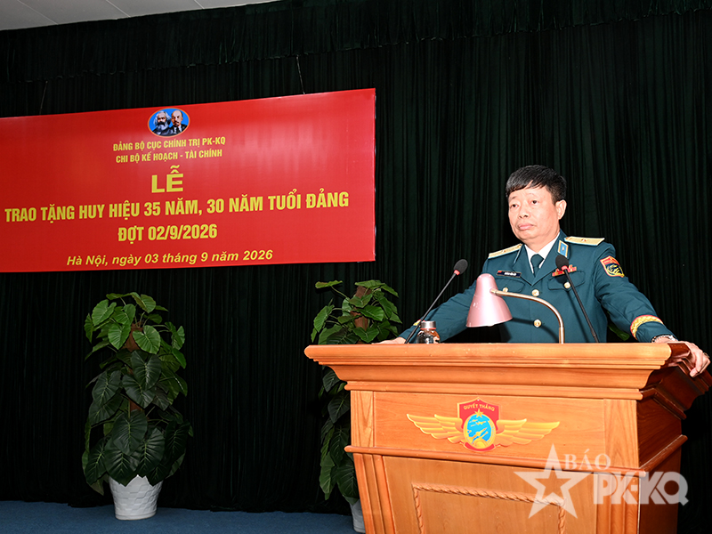 Chi Bộ Kế hoạch-T&agrave;i ch&iacute;nh, Đảng bộ Cục Ch&iacute;nh trị tổ chức Lễ trao tặng Huy hiệu 35 năm v&agrave; 30 năm tuổi Đảng