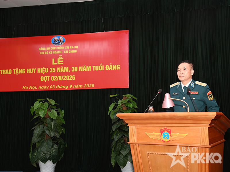 Chi Bộ Kế hoạch-T&agrave;i ch&iacute;nh, Đảng bộ Cục Ch&iacute;nh trị tổ chức Lễ trao tặng Huy hiệu 35 năm v&agrave; 30 năm tuổi Đảng