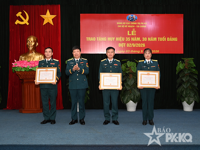 Chi Bộ Kế hoạch-T&agrave;i ch&iacute;nh, Đảng bộ Cục Ch&iacute;nh trị tổ chức Lễ trao tặng Huy hiệu 35 năm v&agrave; 30 năm tuổi Đảng