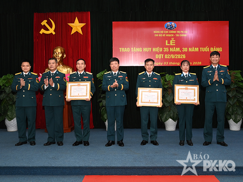 Chi Bộ Kế hoạch-T&agrave;i ch&iacute;nh, Đảng bộ Cục Ch&iacute;nh trị tổ chức Lễ trao tặng Huy hiệu 35 năm v&agrave; 30 năm tuổi Đảng