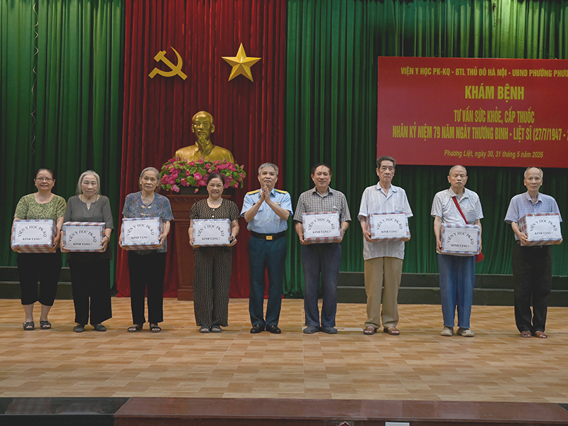 Viện Y học Phòng không-Không quân khám, cấp thuốc cho các đối tượng chính sách Phường Phương Liệt