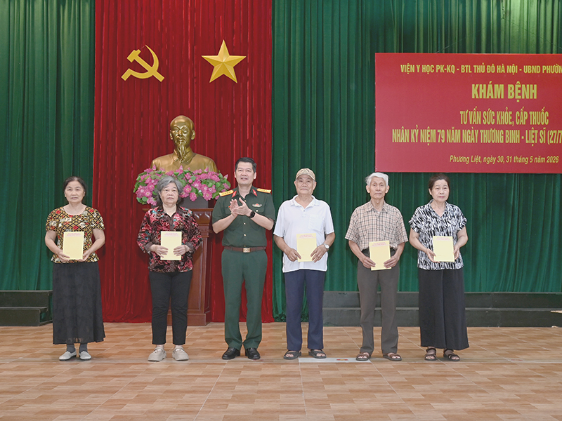 Viện Y học Phòng không-Không quân khám, cấp thuốc cho các đối tượng chính sách Phường Phương Liệt