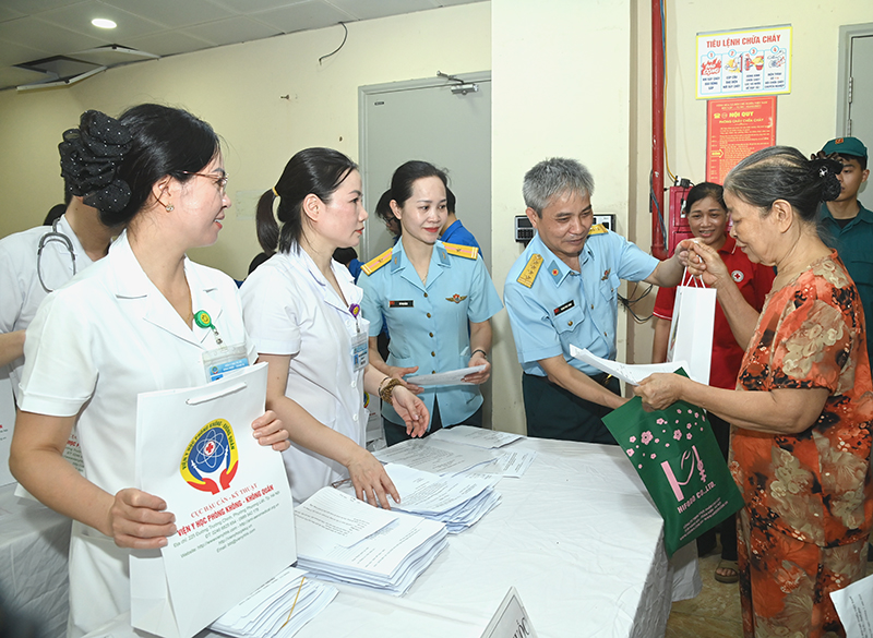 Viện Y học Phòng không-Không quân khám, cấp thuốc cho các đối tượng chính sách Phường Phương Liệt