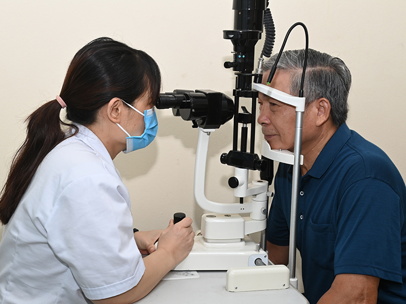 Viện Y học Phòng không-Không quân khám, cấp thuốc cho các đối tượng chính sách Phường Phương Liệt