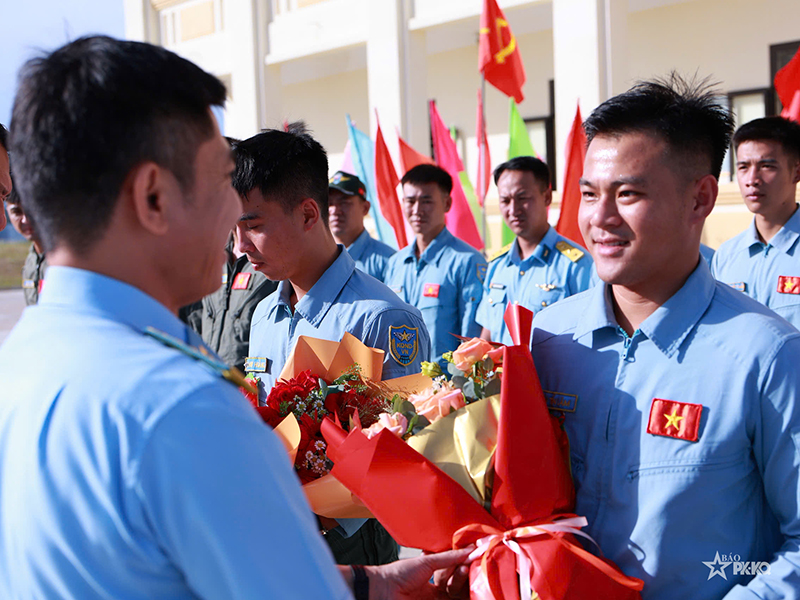 TRUNG ĐO&Agrave;N 910 TỔ CHỨC THẢ BAY ĐƠN CHO 02 HỌC VI&Ecirc;N ĐẦU TI&Ecirc;N KH&Oacute;A 49 TR&Ecirc;N M&Aacute;Y BAY L-39NG