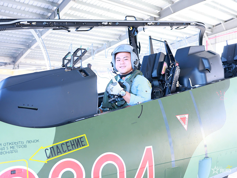 TRUNG ĐO&Agrave;N 910 TỔ CHỨC THẢ BAY ĐƠN CHO 02 HỌC VI&Ecirc;N ĐẦU TI&Ecirc;N KH&Oacute;A 49 TR&Ecirc;N M&Aacute;Y BAY L-39NG