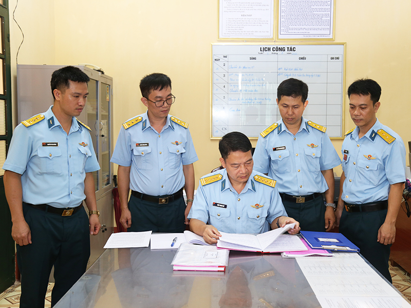 Qu&acirc;n chủng Ph&ograve;ng kh&ocirc;ng-Kh&ocirc;ng qu&acirc;n kiểm tra kết quả thực hiện nhiệm vụ ch&iacute;nh trị v&agrave; hoạt động c&ocirc;ng t&aacute;c Đảng, c&ocirc;ng t&aacute;c ch&iacute;nh trị 6 th&aacute;ng đầu năm 2026 tại Học viện Ph&ograve;ng kh&ocirc;ng - Kh&ocirc;ng qu&acirc;n