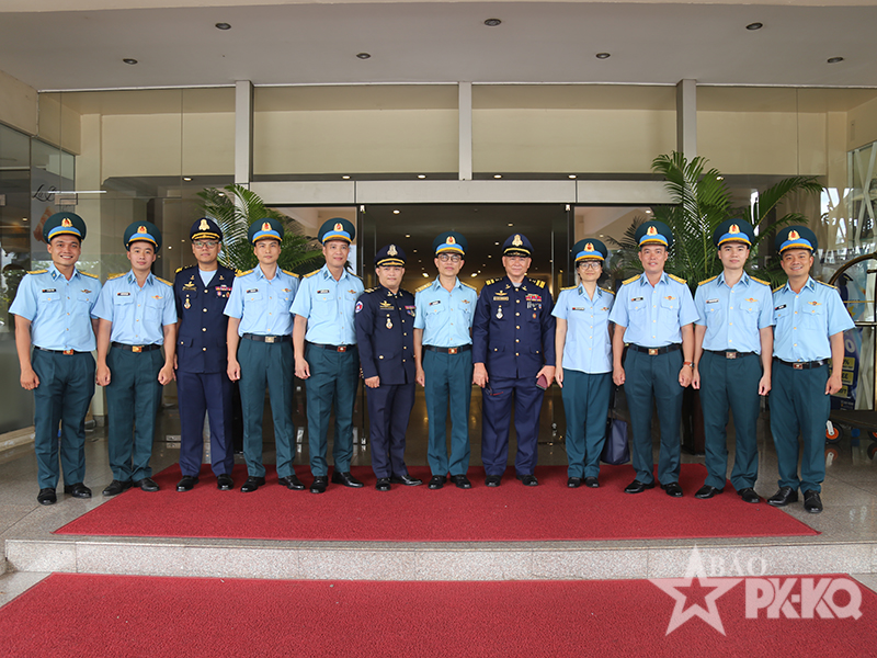 Đo&agrave;n sĩ quan trẻ Qu&acirc;n chủng Ph&ograve;ng kh&ocirc;ng-Kh&ocirc;ng qu&acirc;n Việt Nam bắt đầu c&aacute;c hoạt động giao lưu lần thứ 3 tại Campuchia năm 2026
