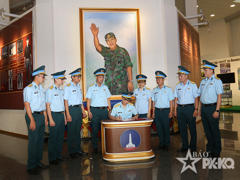 Đo&agrave;n sĩ quan trẻ Qu&acirc;n chủng Ph&ograve;ng kh&ocirc;ng-Kh&ocirc;ng qu&acirc;n Việt Nam bắt đầu c&aacute;c hoạt động giao lưu lần thứ 3 tại Campuchia năm 2026