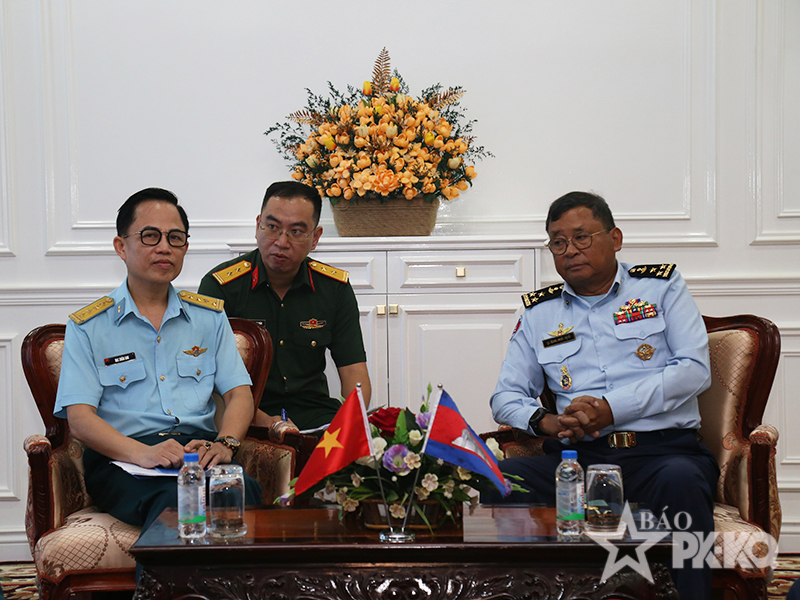 Đo&agrave;n sĩ quan trẻ Qu&acirc;n chủng Ph&ograve;ng kh&ocirc;ng-Kh&ocirc;ng qu&acirc;n Việt Nam thăm v&agrave; l&agrave;m việc tại Bộ Tư lệnh Kh&ocirc;ng qu&acirc;n Ho&agrave;ng gia Campuchia.