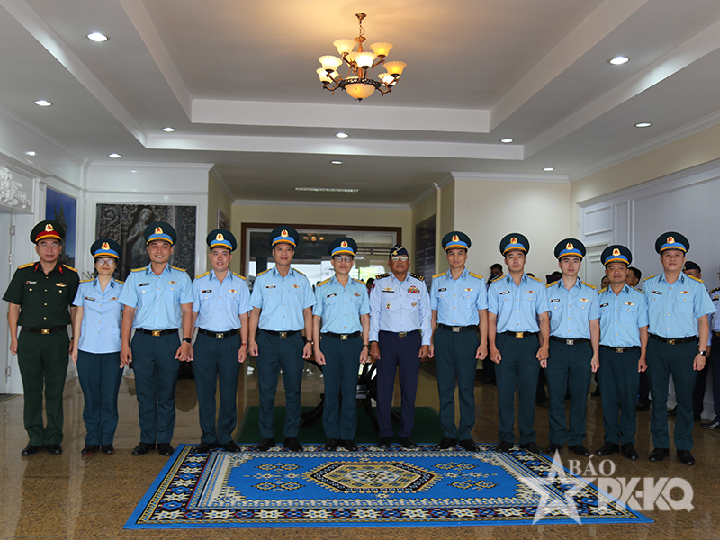 Đo&agrave;n sĩ quan trẻ Qu&acirc;n chủng Ph&ograve;ng kh&ocirc;ng-Kh&ocirc;ng qu&acirc;n Việt Nam thăm v&agrave; l&agrave;m việc tại Bộ Tư lệnh Kh&ocirc;ng qu&acirc;n Ho&agrave;ng gia Campuchia.