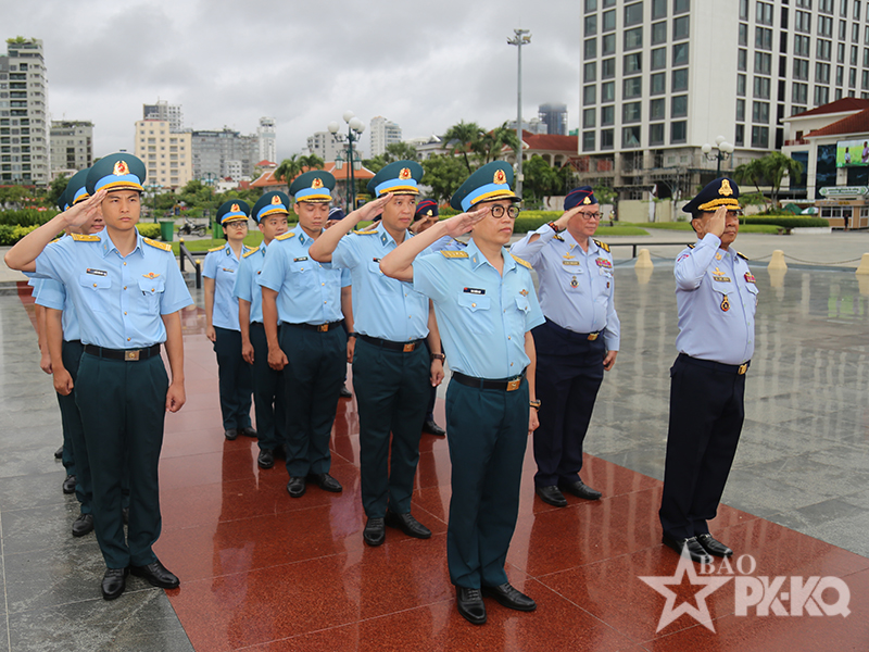 Đo&agrave;n sĩ quan trẻ Qu&acirc;n chủng Ph&ograve;ng kh&ocirc;ng-Kh&ocirc;ng qu&acirc;n Việt Nam thăm v&agrave; l&agrave;m việc tại Bộ Tư lệnh Kh&ocirc;ng qu&acirc;n Ho&agrave;ng gia Campuchia.