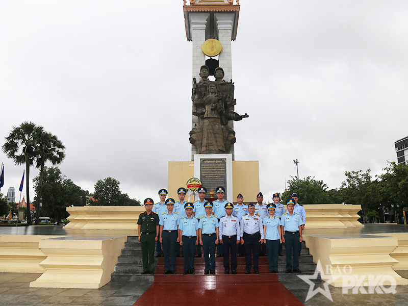 Đo&agrave;n sĩ quan trẻ Qu&acirc;n chủng Ph&ograve;ng kh&ocirc;ng-Kh&ocirc;ng qu&acirc;n Việt Nam thăm v&agrave; l&agrave;m việc tại Bộ Tư lệnh Kh&ocirc;ng qu&acirc;n Ho&agrave;ng gia Campuchia.