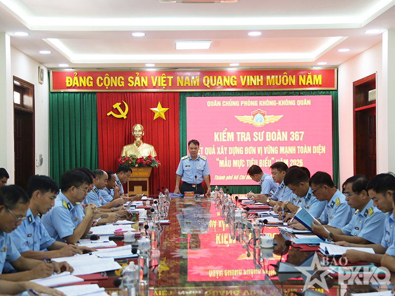 Qu&acirc;n chủng Ph&ograve;ng kh&ocirc;ng-Kh&ocirc;ng qu&acirc;n kiểm tra kết quả x&acirc;y dựng đơn vị vững mạnh to&agrave;n diện tại Sư đo&agrave;n 367