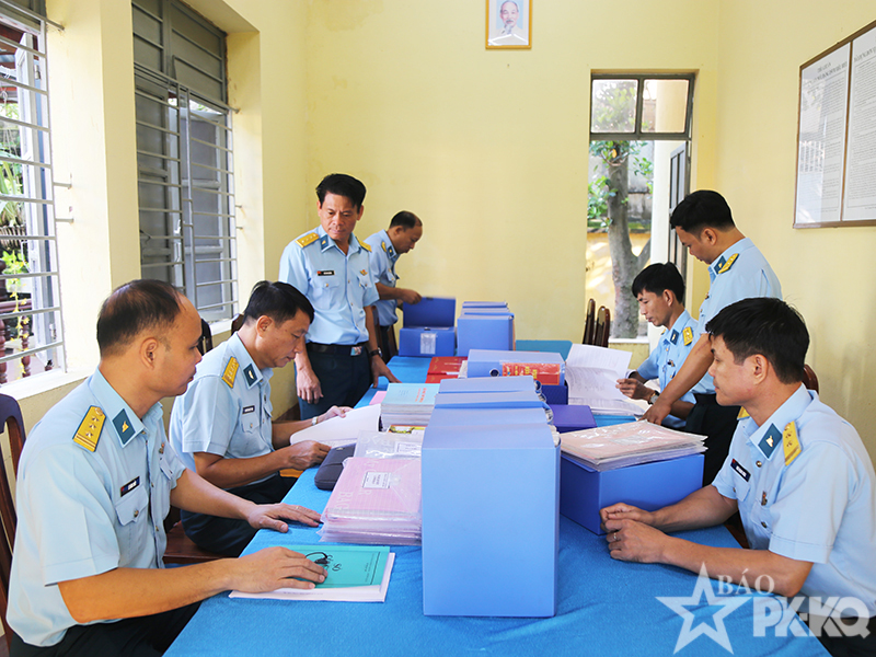 Qu&acirc;n chủng Ph&ograve;ng kh&ocirc;ng-Kh&ocirc;ng qu&acirc;n kiểm tra kết quả x&acirc;y dựng đơn vị vững mạnh to&agrave;n diện tại Sư đo&agrave;n 367