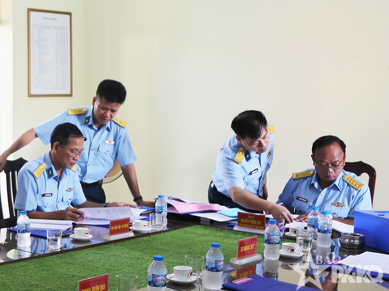 Qu&acirc;n chủng Ph&ograve;ng kh&ocirc;ng-Kh&ocirc;ng qu&acirc;n kiểm tra kết quả x&acirc;y dựng đơn vị vững mạnh to&agrave;n diện tại Sư đo&agrave;n 367