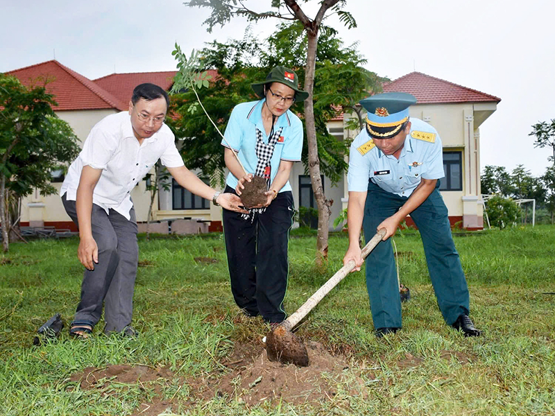 Phường Rạch Dừa, TP Hồ Ch&iacute; Minh phối hợp với Trung đo&agrave;n 261 ph&aacute;t động trồng c&acirc;y xanh v&agrave; ra mắt C&ocirc;ng tr&igrave;nh &ldquo;Vườn c&acirc;y đại đo&agrave;n kết&rdquo; năm 2026