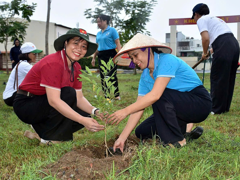 Phường Rạch Dừa, TP Hồ Ch&iacute; Minh phối hợp với Trung đo&agrave;n 261 ph&aacute;t động trồng c&acirc;y xanh v&agrave; ra mắt C&ocirc;ng tr&igrave;nh &ldquo;Vườn c&acirc;y đại đo&agrave;n kết&rdquo; năm 2026