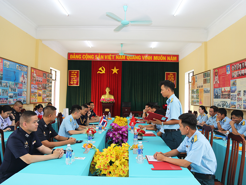 Đo&agrave;n Sĩ quan trẻ lực lượng Kh&ocirc;ng qu&acirc;n Th&aacute;i Lan thăm v&agrave; giao lưu tại Sư đo&agrave;n 367