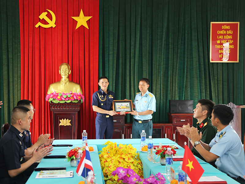 Đo&agrave;n Sĩ quan trẻ lực lượng Kh&ocirc;ng qu&acirc;n Th&aacute;i Lan thăm v&agrave; giao lưu tại Sư đo&agrave;n 367