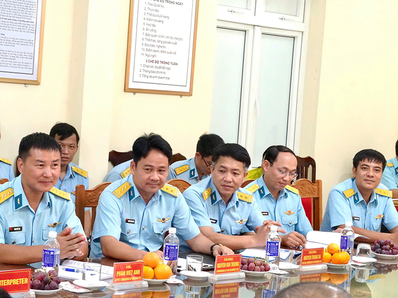 Đo&agrave;n T&ugrave;y vi&ecirc;n Qu&acirc;n sự c&aacute;c nước tại Việt Nam thăm v&agrave; l&agrave;m việc tại Trung đo&agrave;n 935