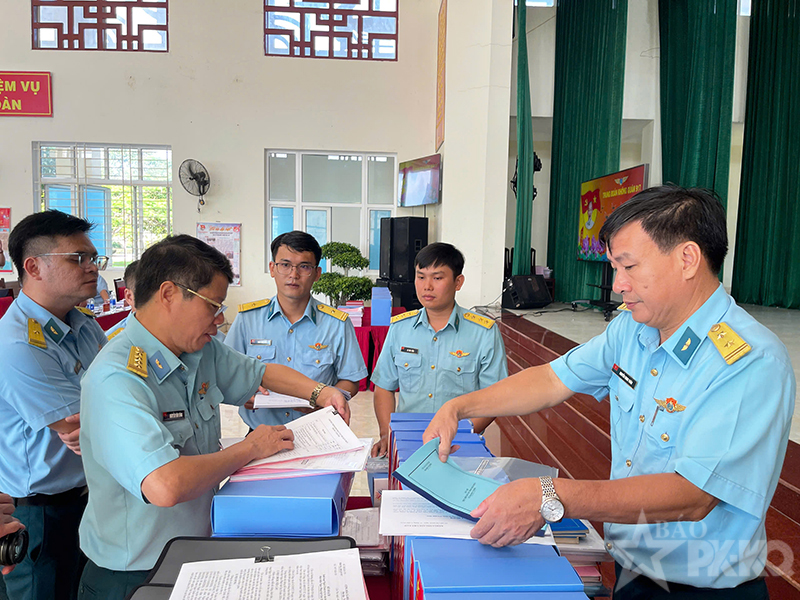 Quân chủng Phòng không - Không quân kiểm tra kết quả thực hiện Quy chế dân chủ cơ sở; Vì sự tiến bộ phụ nữ; Dân số, Gia đình và Trẻ em tại Sư đoàn 370.