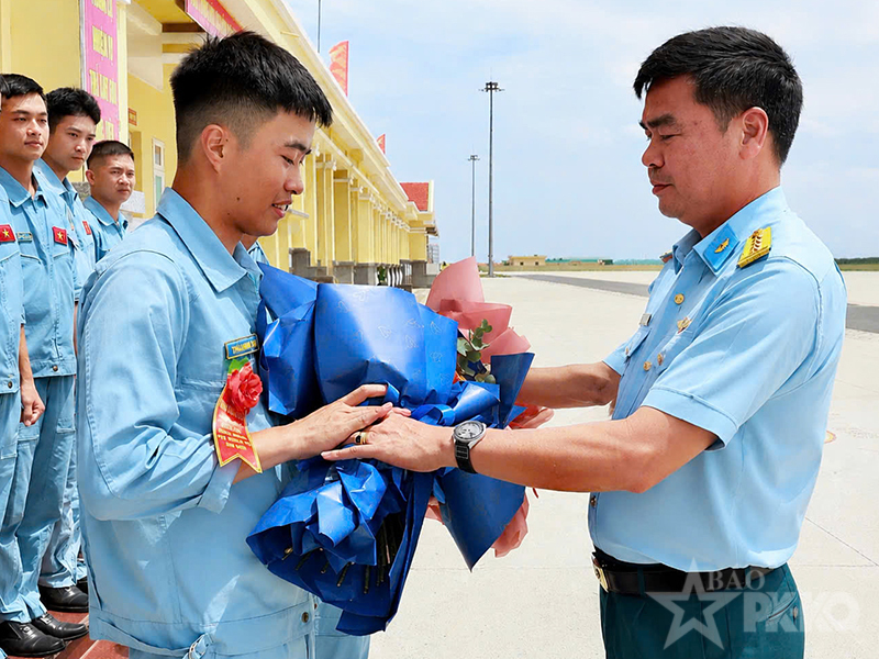 Trung đo&agrave;n 915 tổ chức th&agrave;nh c&ocirc;ng ban bay thả đơn cho học vi&ecirc;n phi c&ocirc;ng