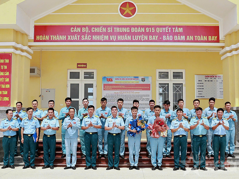 Trung đo&agrave;n 915 tổ chức th&agrave;nh c&ocirc;ng ban bay thả đơn cho học vi&ecirc;n phi c&ocirc;ng