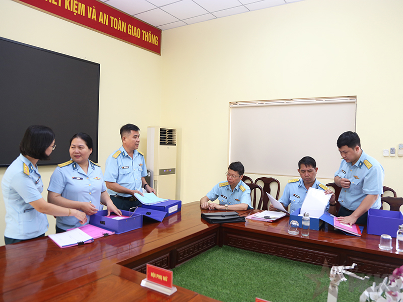 Quân chủng Phòng không - Không quân kiểm tra công tác thực hiện quy chế dân chủ ở cơ sở; Vì sự tiến bộ của phụ nữ; Ủy ban dân số, Gia đình và Trẻ em tại các đơn vị phía Nam.