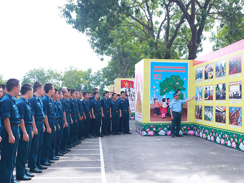 Triển l&atilde;m ảnh chuy&ecirc;n đề tại Tiểu đo&agrave;n Huấn luyện chiến sĩ mới: Lan tỏa đạo l&yacute; 