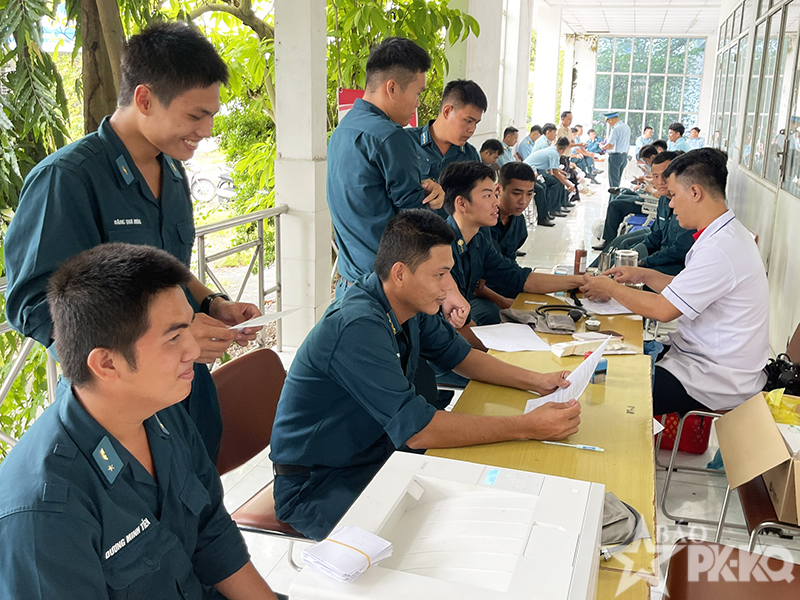Cán bộ, chiến sĩ Trung đoàn 917 tham gia hiến máu tình nguyện