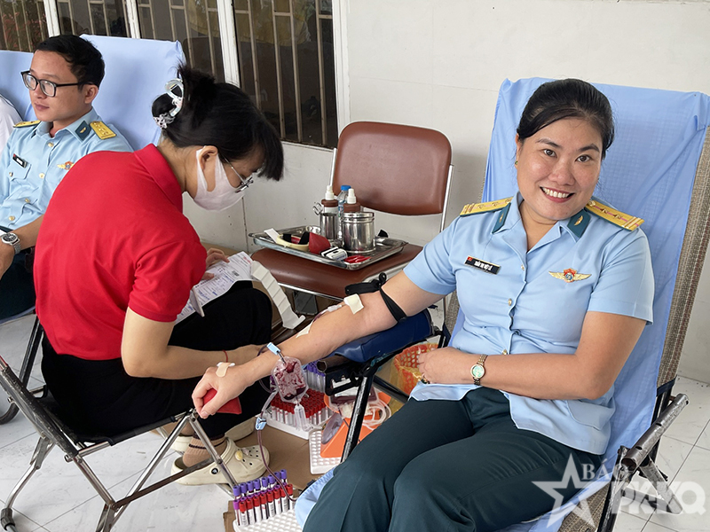 Cán bộ, chiến sĩ Trung đoàn 917 tham gia hiến máu tình nguyện
