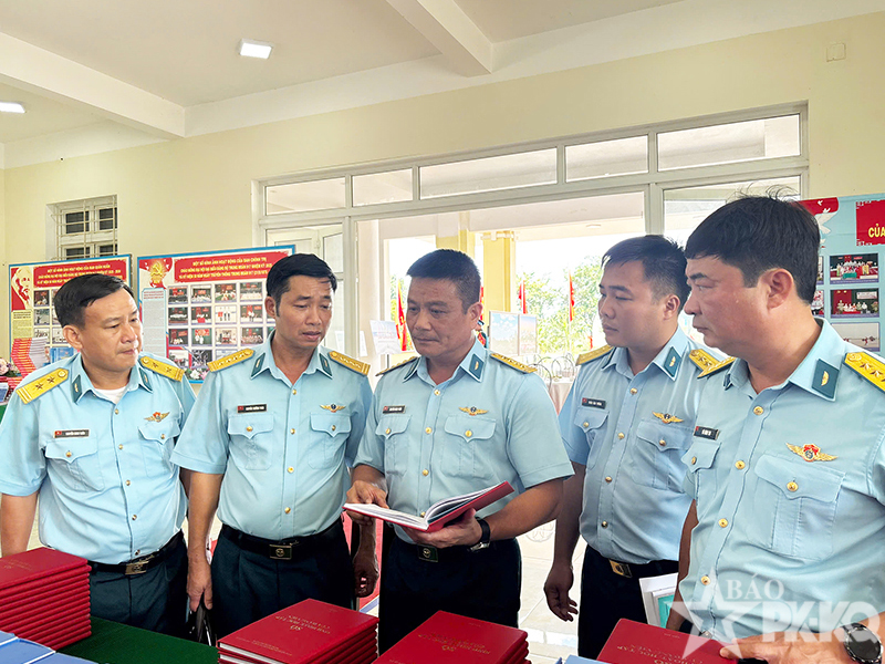 Qu&acirc;n chủng Ph&ograve;ng kh&ocirc;ng - Kh&ocirc;ng qu&acirc;n kiểm tra kết quả x&acirc;y dựng đơn vị vững mạnh to&agrave;n diện &ldquo;mẫu mực, ti&ecirc;u biểu&rdquo; năm 2026 tại Sư đo&agrave;n 370 v&agrave; Nh&agrave; m&aacute;y A41