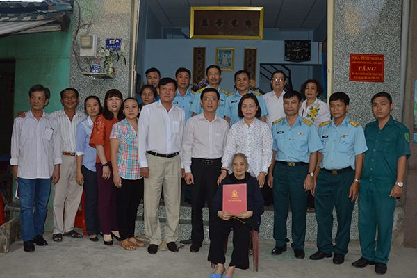 Sư đoàn 370 bàn giao nhà tình nghĩa cho Mẹ Việt Nam Anh hùng Phan Thị Tiểm