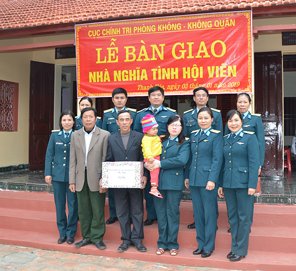 Phụ nữ Quân chủng trao “Nhà nghĩa tình hội viên” cho Trung úy QNCN Lê Thị Bình
