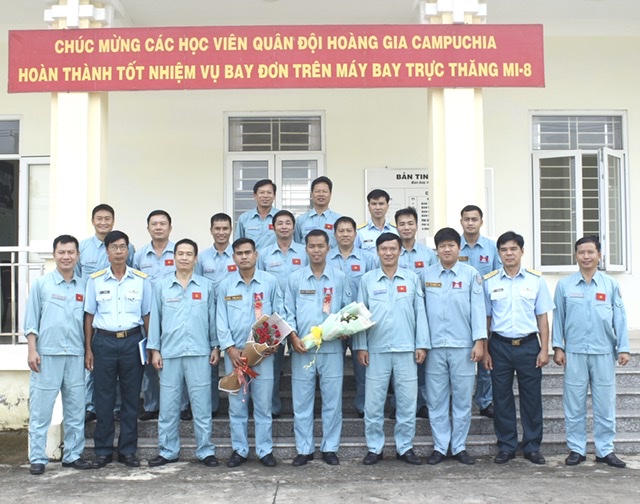 Trung đoàn 917 huấn luyện bay thả đơn cho học viên quốc tế