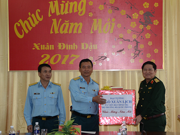 Bộ trưởng Bộ Quốc phòng kiểm tra Dự án Xử lý chất độc hóa học dioxin tại Sân bay Đà Nẵng