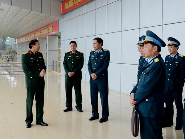 Đoàn cán bộ Quân chủng PK-KQ đến thăm và làm việc tại Quân đoàn 1