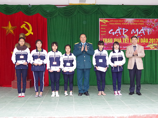 Sư đoàn 371 tặng quà cho học sinh có hoàn cảnh khó khăn đặc biệt của Trường THPT Minh Phú