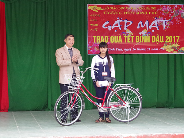 Sư đoàn 371 tặng quà cho học sinh có hoàn cảnh khó khăn đặc biệt của Trường THPT Minh Phú