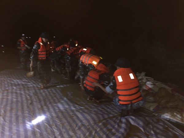 Trung đoàn 923 (Sư đoàn 371) tham gia giúp nhân dân huyện Thọ Xuân, tỉnh Thanh Hóa phòng chống lũ lụt