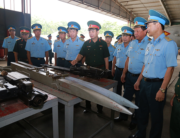 Thượng tướng Phan Văn Giang - Tổng Tham mưu trưởng QĐND Việt Nam kiểm tra Học viện Phòng không-Không quân