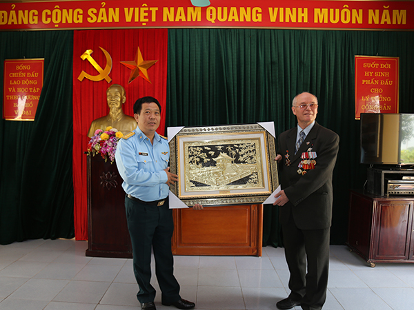 Chủ tịch Hội cựu chiến binh Xô viết trong chiến tranh Việt Nam thăm Sư đoàn 361