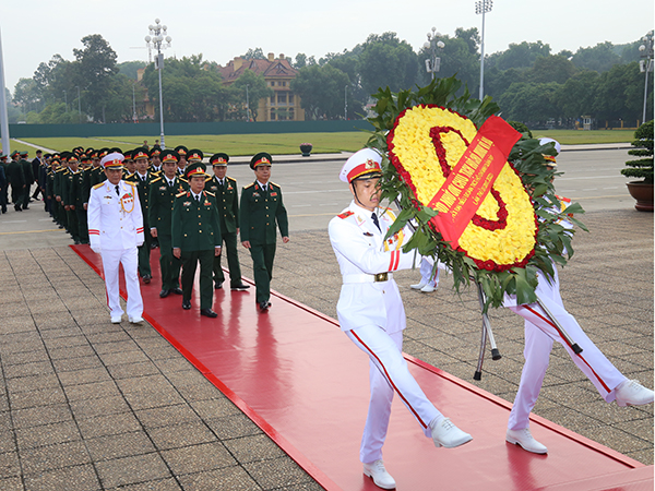 450 đại biểu Đoàn TNCS Hồ Chí Minh Quân đội đến dâng hương các Anh hùng Liệt sĩ và vào Lăng báo công dâng Bác