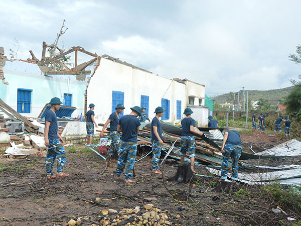 Trường Sĩ quan Không quân giúp dân khắc phục hậu quả bão số 12